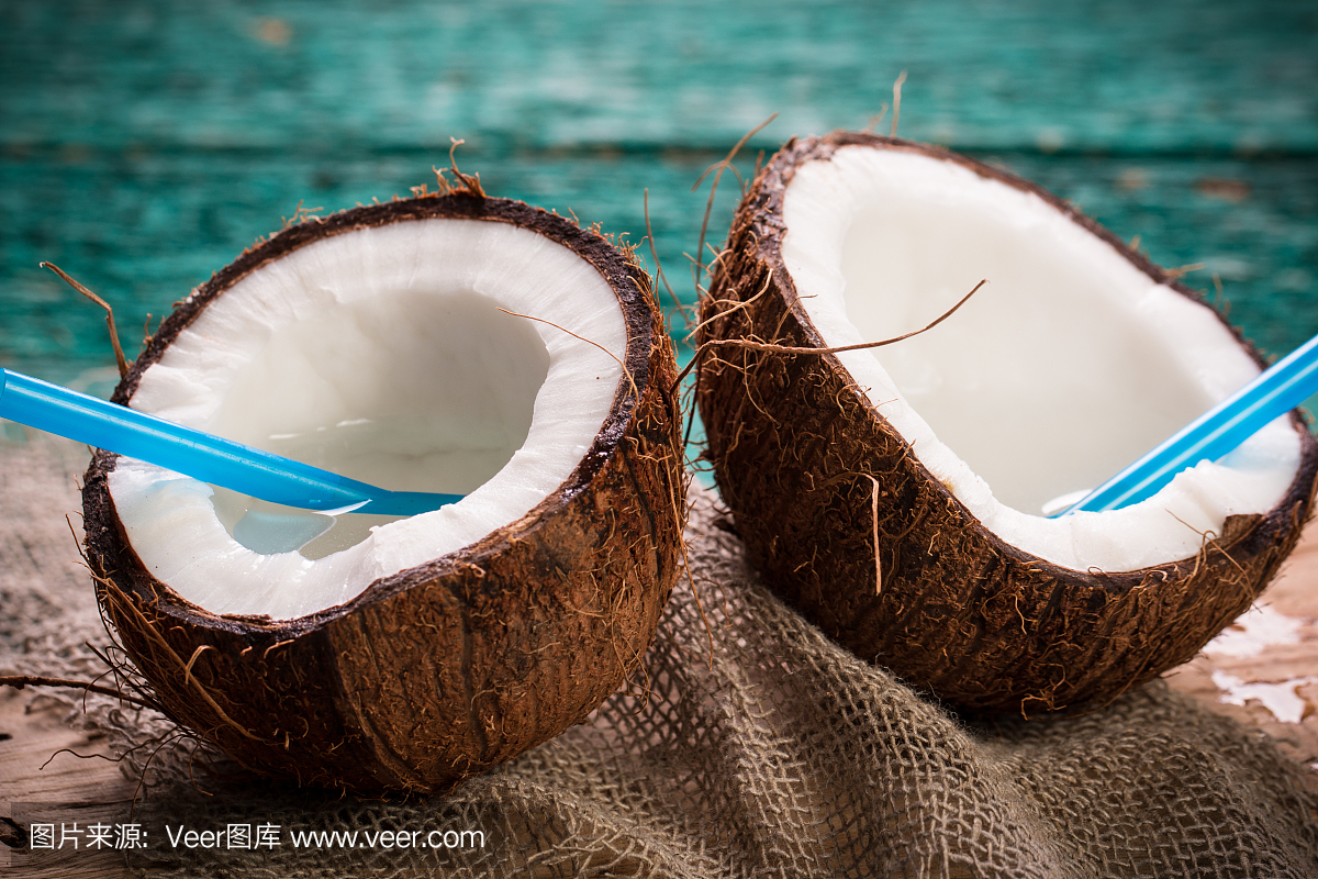 木桌上放著椰子。有機(jī)健康食品理念。美容和水療概念。